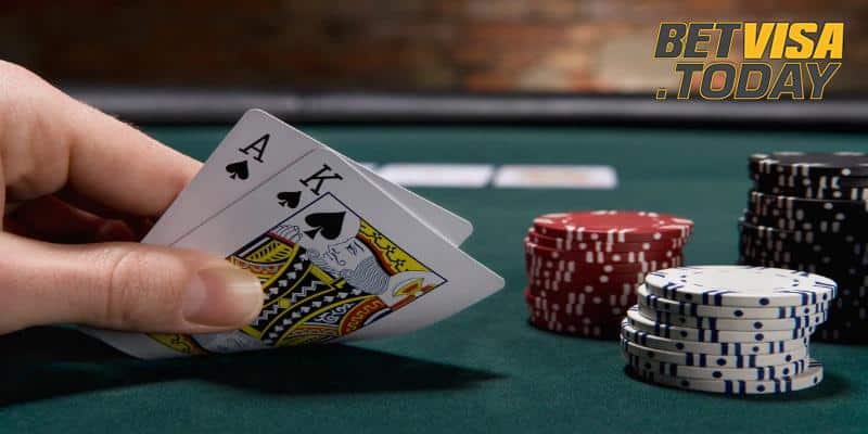 Hình ảnh lá bài và tiền xèng trong game Poker